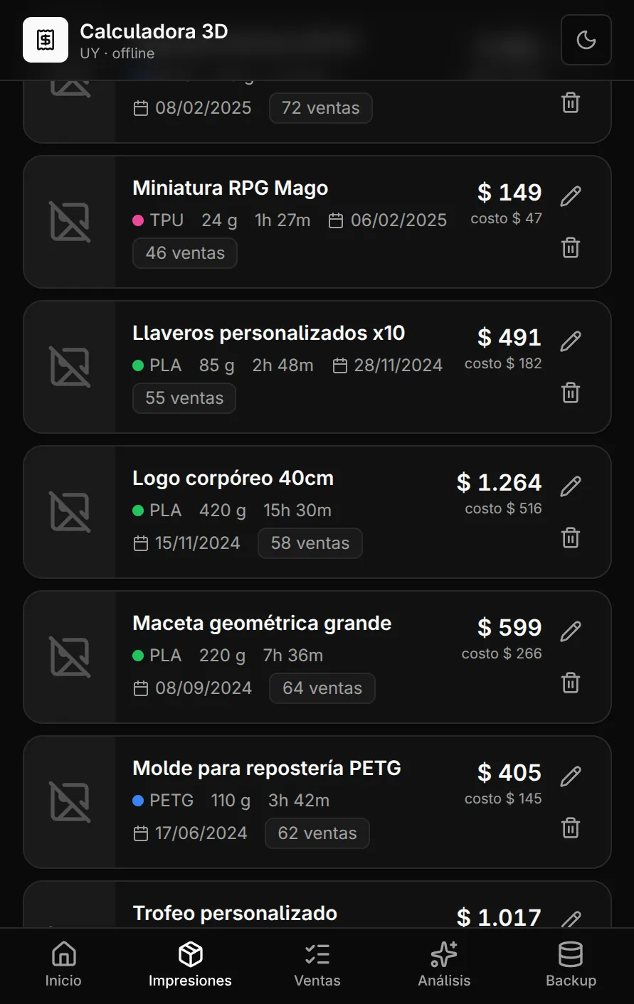Captura: la lista de impresiones guardadas con material, peso, tiempo, total cobrado y cantidad de ventas asociadas.